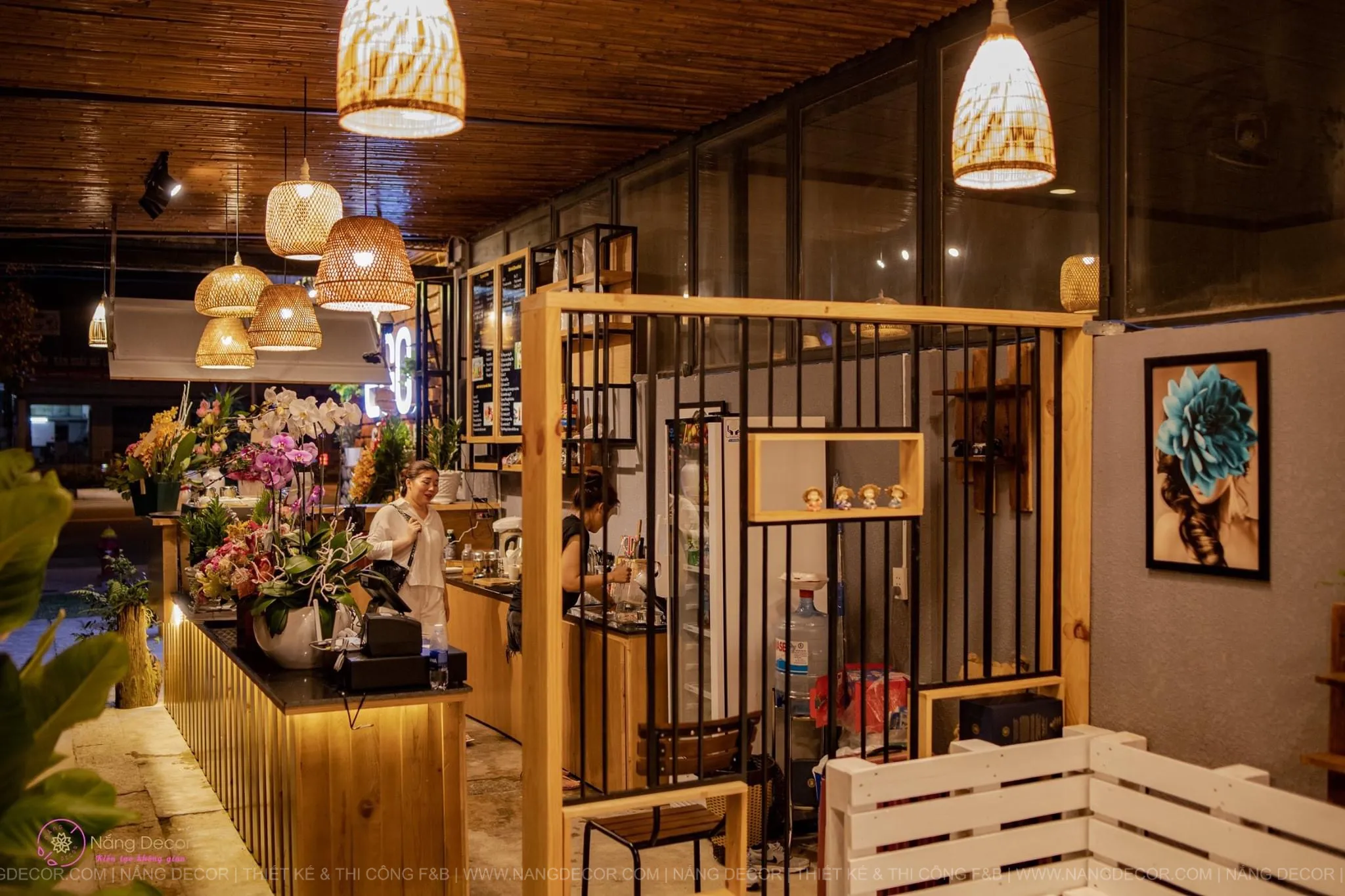 Bàn ghế ngoài trời phù hợp cho thiết kế quán cafe sân vườn.