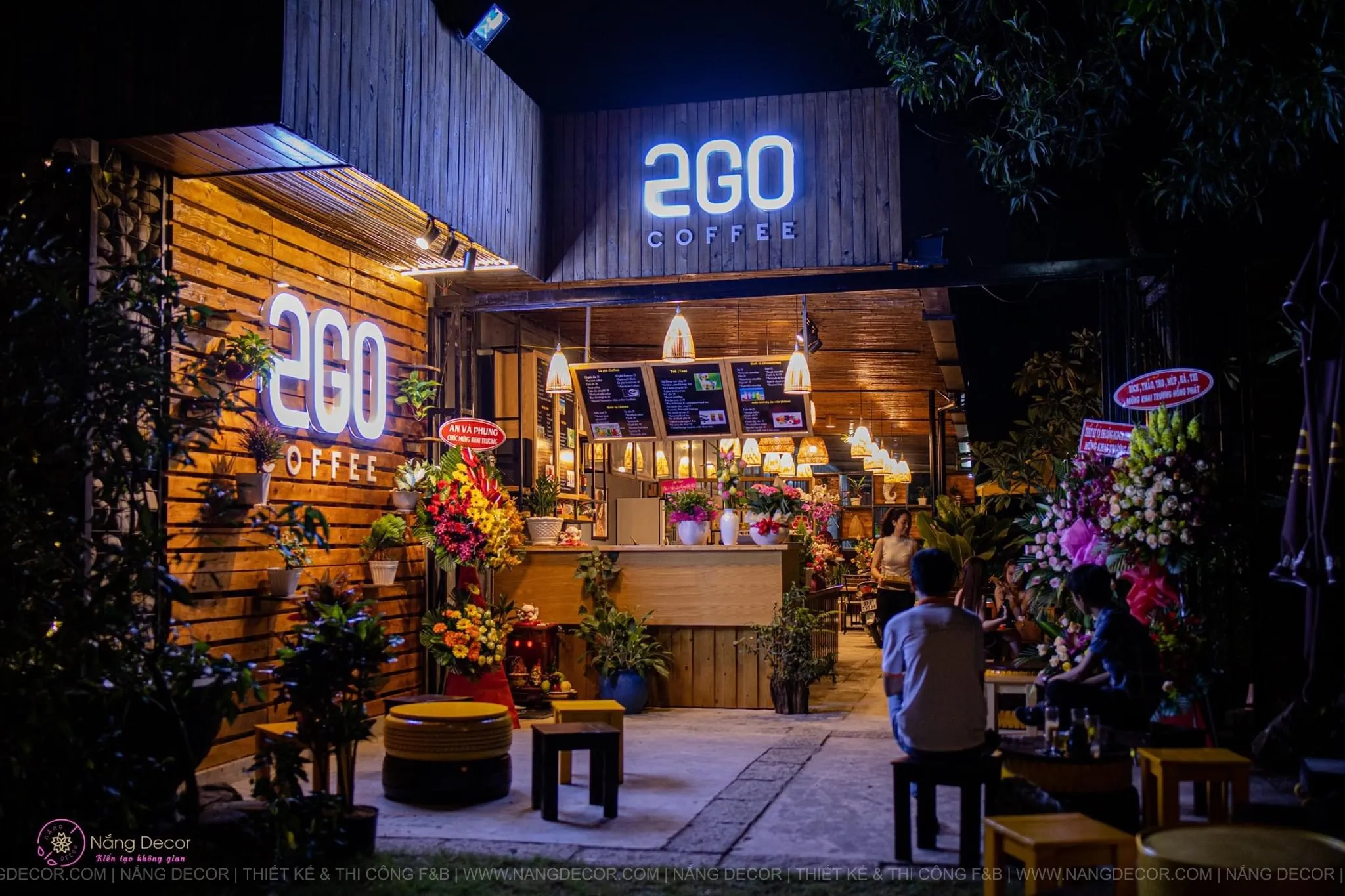 Không gian quán cà phê theo concept industrial độc đáo.