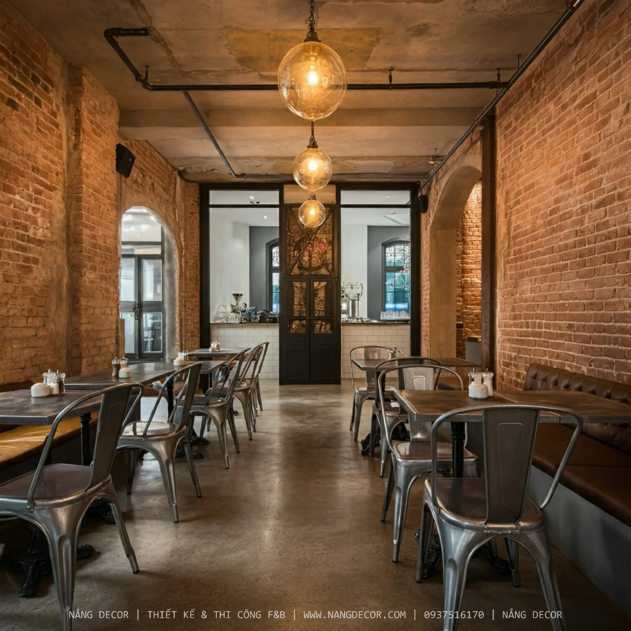 Bàn ghế ngoài trời được sắp xếp thông minh cho một quán cafe vỉa hè nhỏ đẹp.