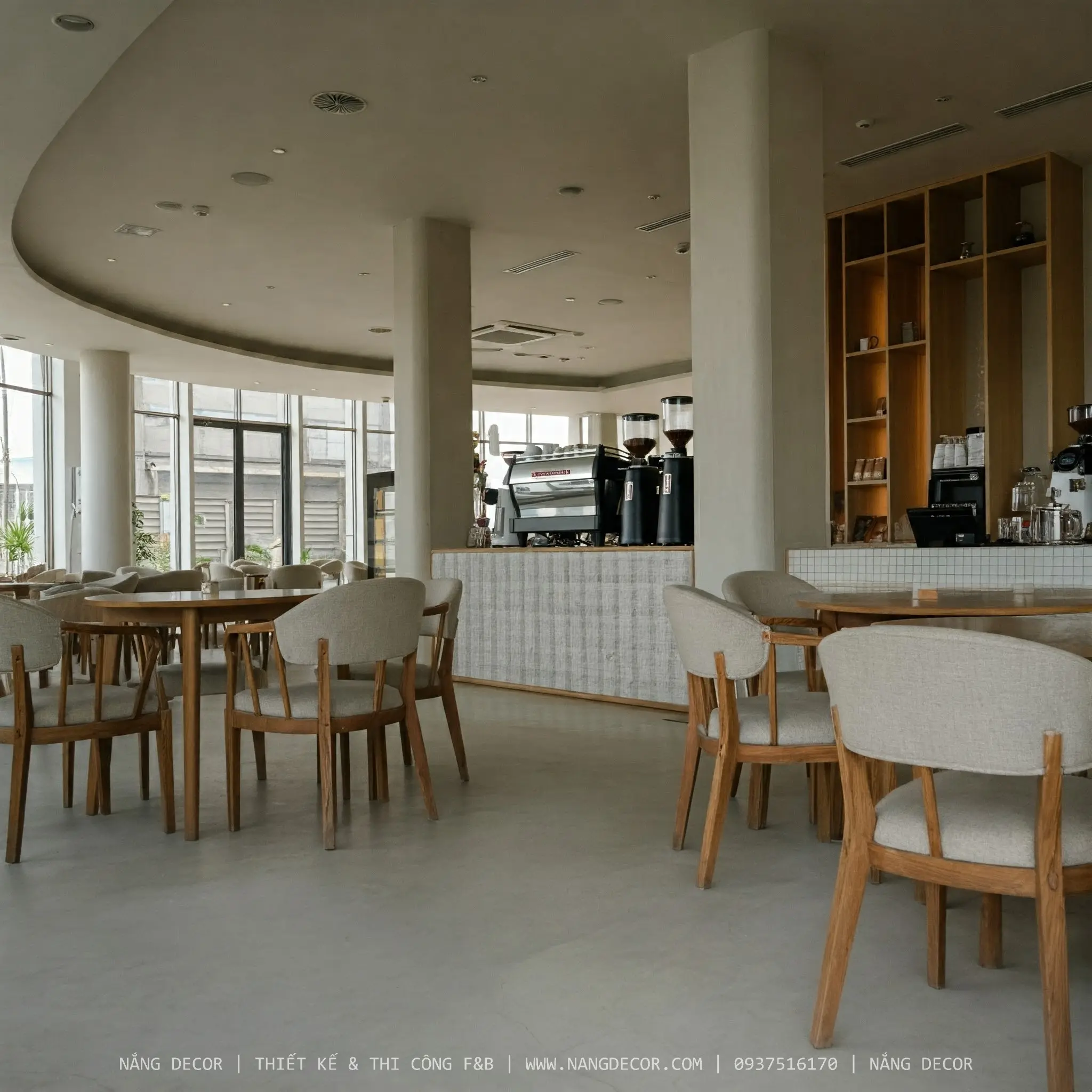 Thiết kế khu vực ngồi ngoài trời ấm cúng của quán cafe sân vườn.