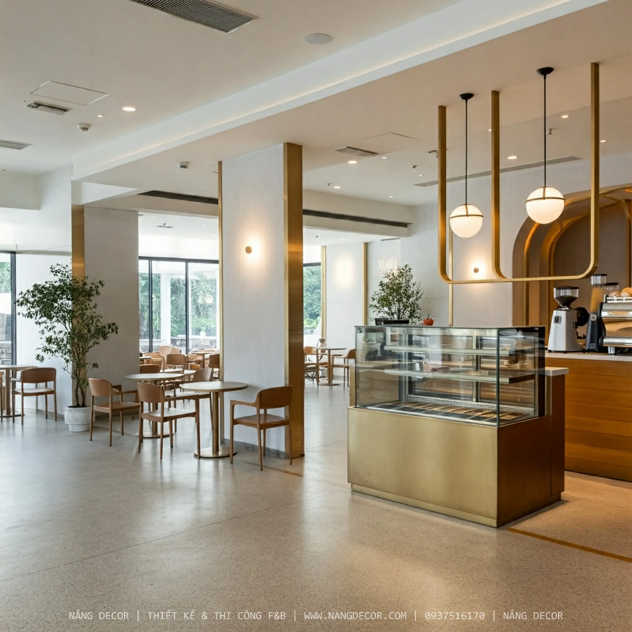 Quán cafe sân vườn được trang trí đèn lung linh vào buổi tối.