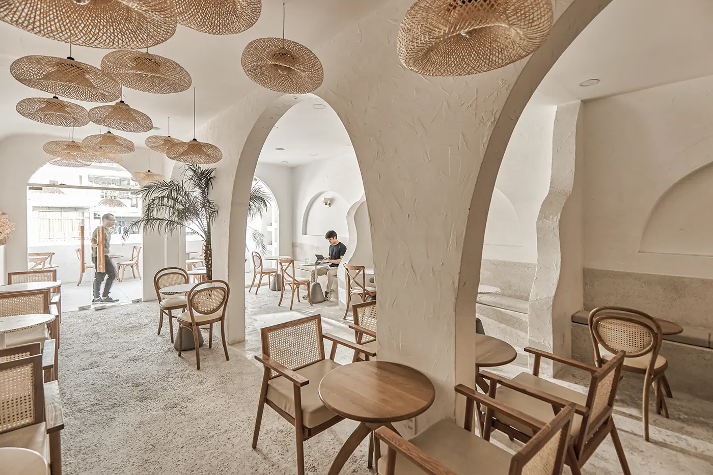 Cầu thang gỗ là điểm nhấn trong thiết kế quán cafe 2 tầng phong cách Scandinavian.