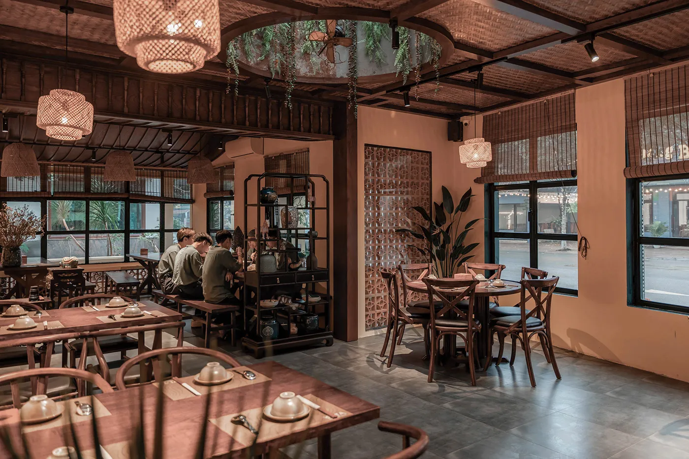 Thiết kế tổng thể không gian nhà hàng tân cổ điển sang trọng và tinh tế.