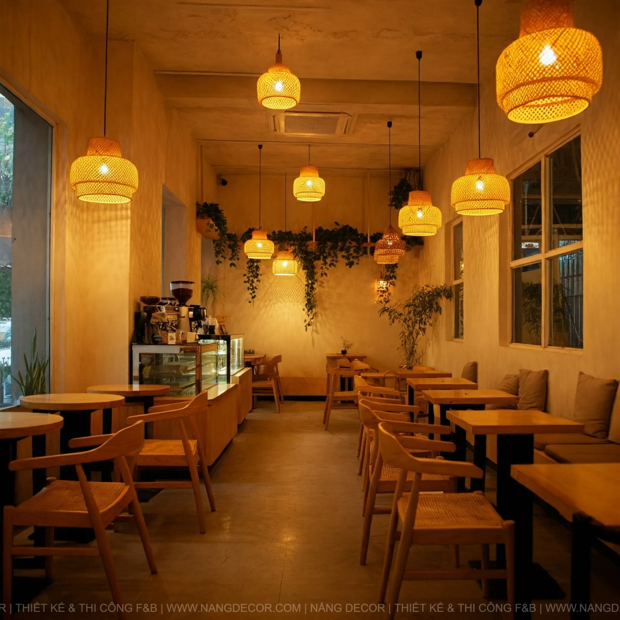 Góc ngồi thư giãn ngoài trời tại một quán cafe sân vườn do Nắng Decor thiết kế.